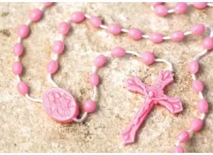 SFC Package of 100 Rosaries Made of Plastic and Nylon Cord with Round Beads (Pink)